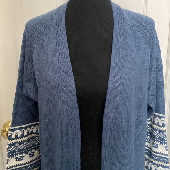 Blue Long Cardigan Sweater w Fair Isle Print in White & Cream on Sleeves L NWOT - Picture 2 of 9